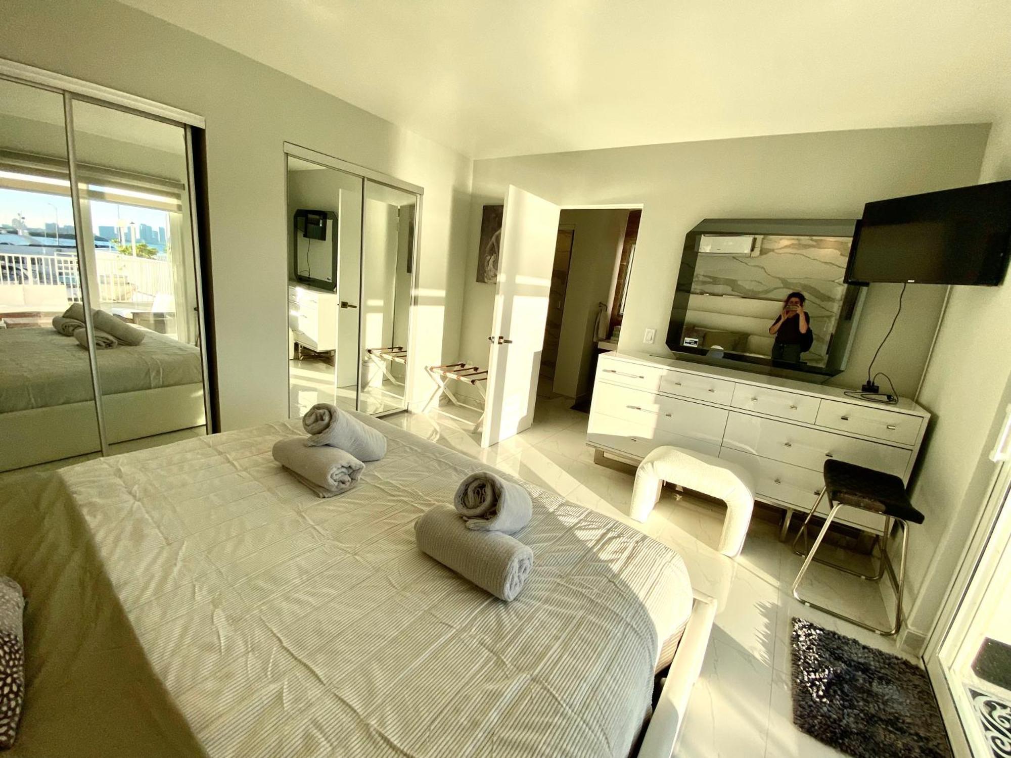 Luxurious Remodeled Direct Waterfront With Miami Skyline View And Outdoor Terrace Free Parking 5min Drive To Miami Apartamento