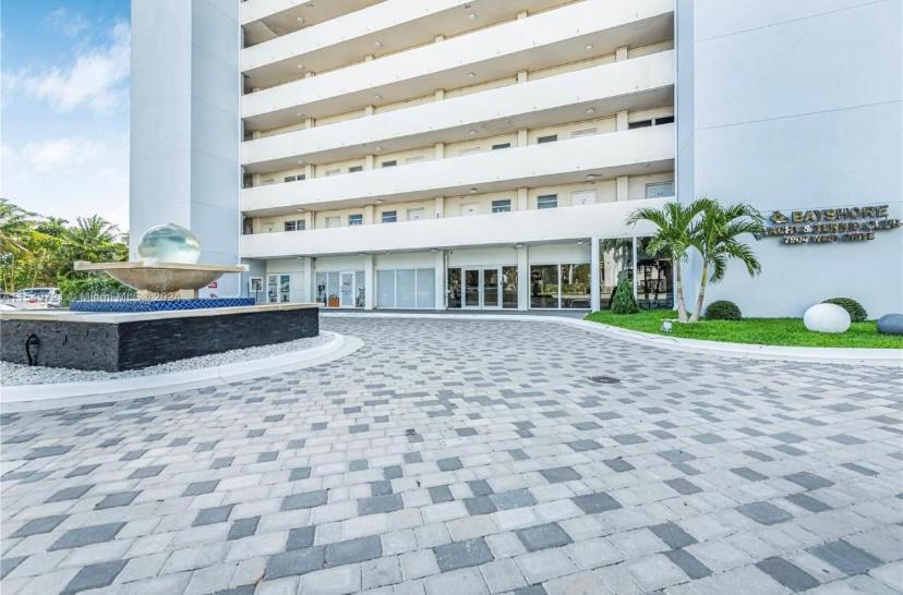 Luxurious Remodeled Direct Waterfront With Miami Skyline View And Outdoor Terrace Free Parking 5min Drive To Miami Apartamento *