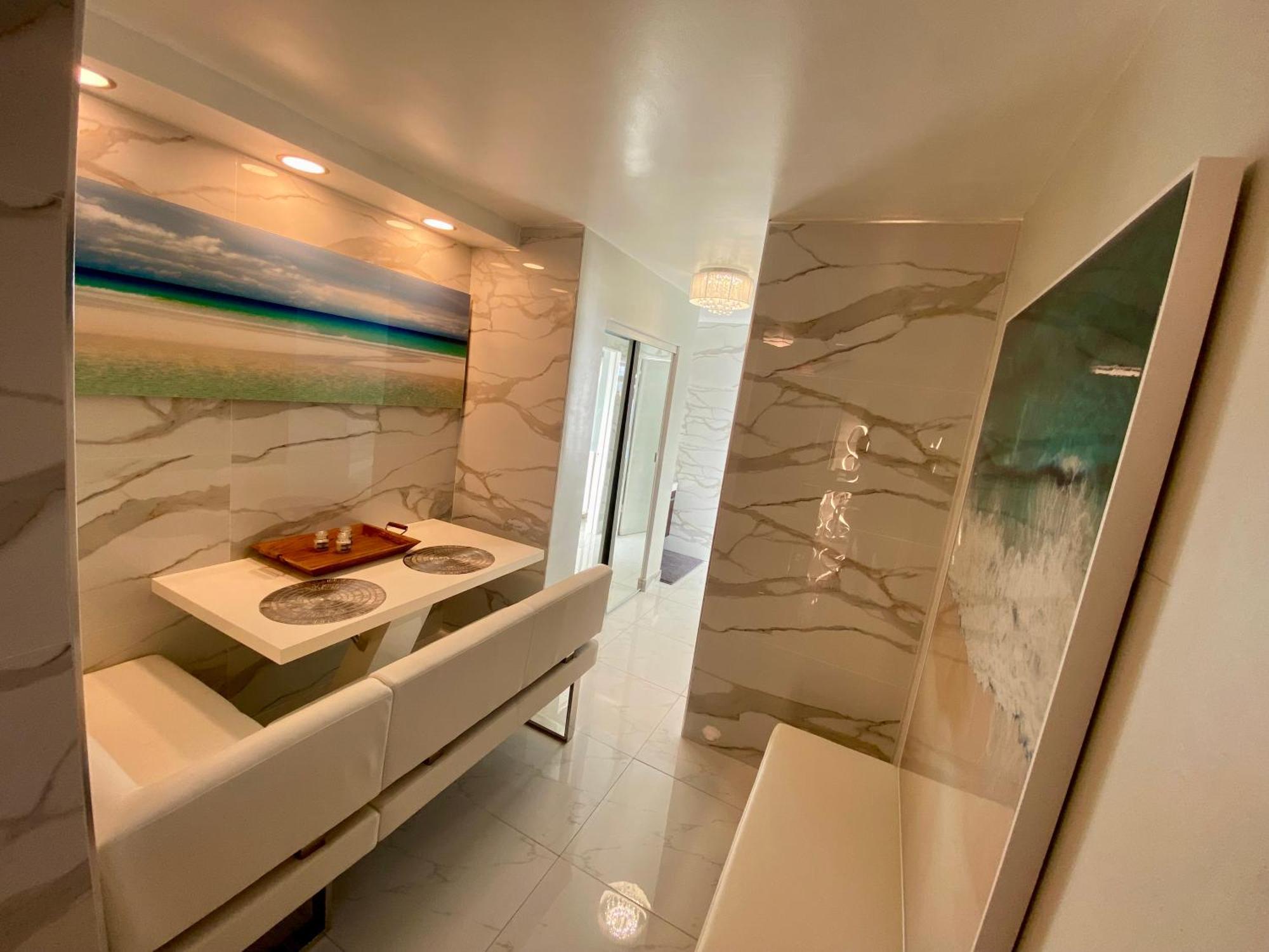 Luxurious Remodeled Direct Waterfront With Miami Skyline View And Outdoor Terrace Free Parking 5min Drive To Miami Apartamento Miami Beach