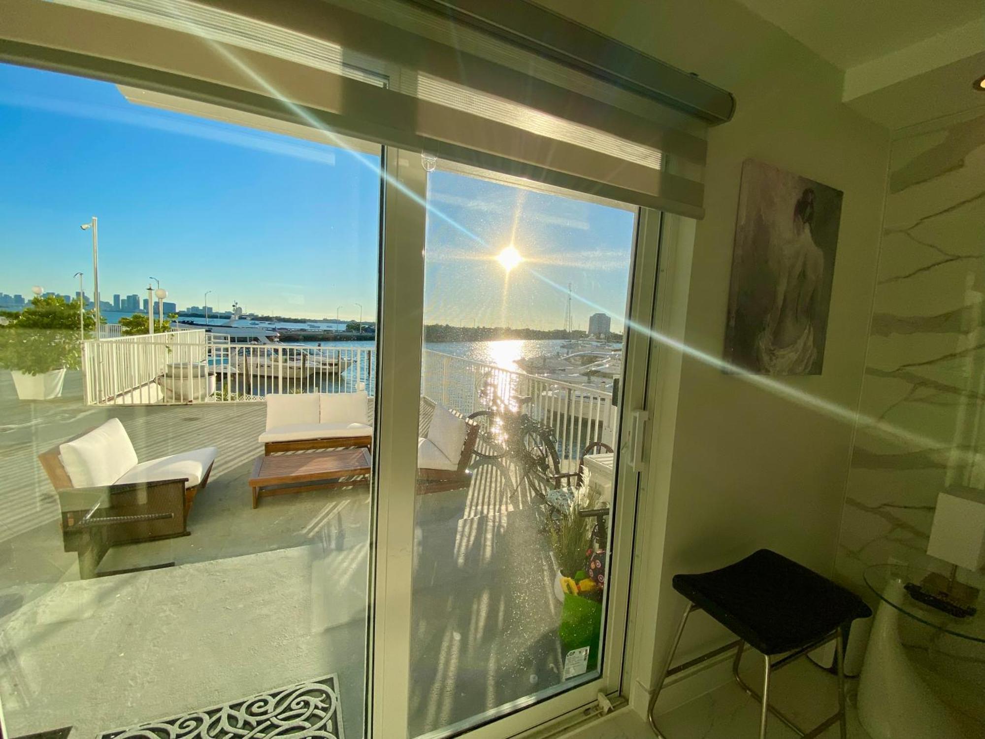 Luxurious Remodeled Direct Waterfront With Miami Skyline View And Outdoor Terrace Free Parking 5min Drive To Miami Apartamento *