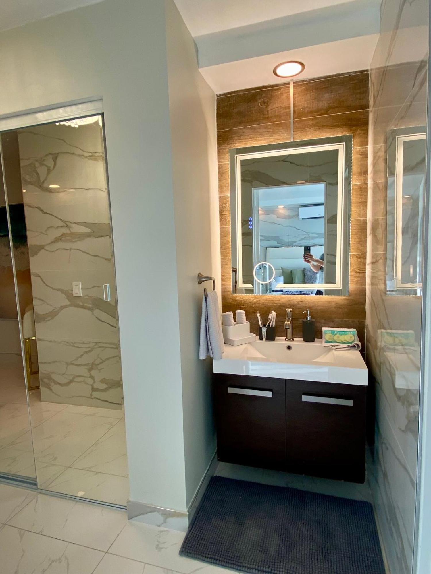 Luxurious Remodeled Direct Waterfront With Miami Skyline View And Outdoor Terrace Free Parking 5min Drive To Miami Apartamento